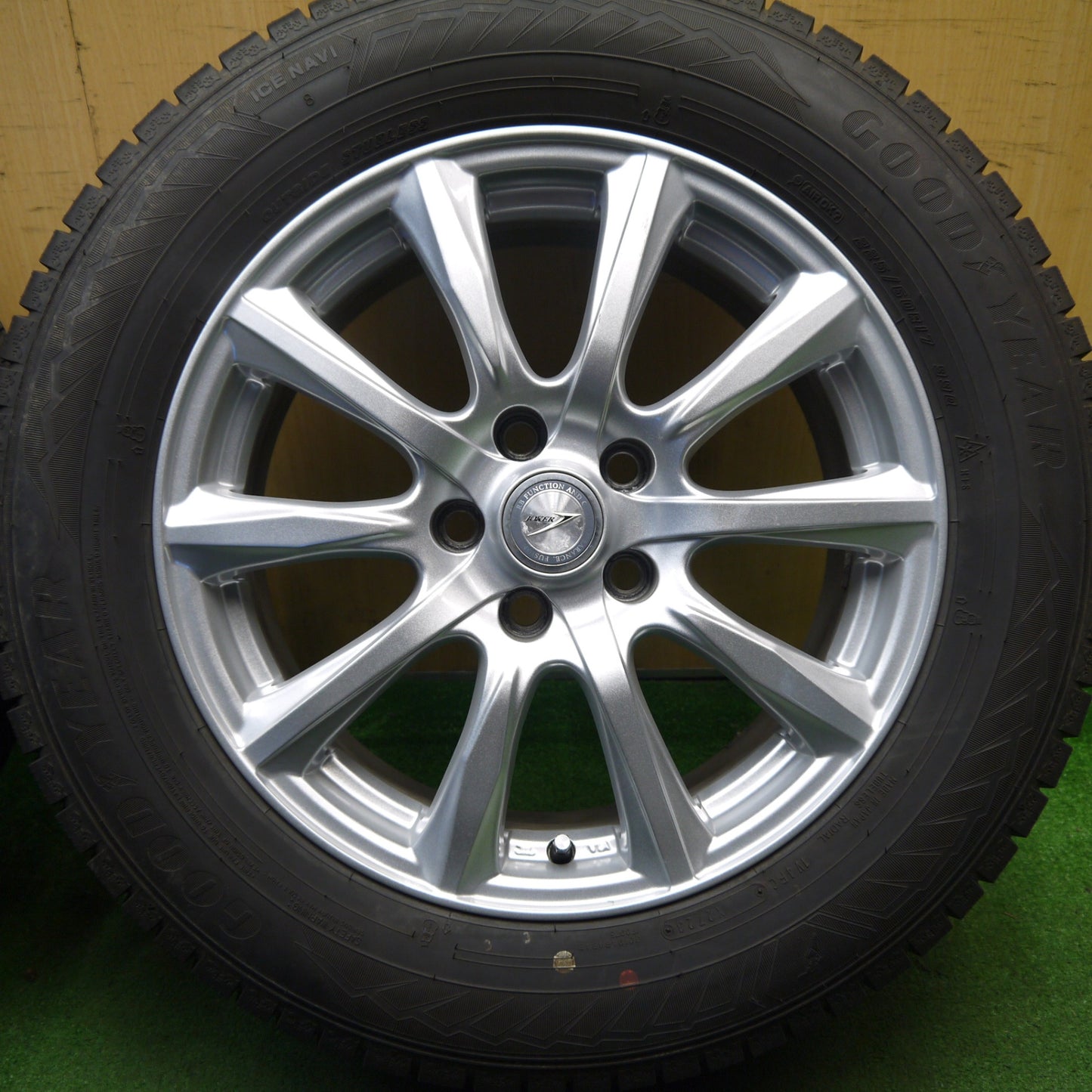 バリ溝！23年！キレイ！9.5分★スタッドレス 225/60R17 グッドイヤー アイスナビ8 JOKER ジョーカー 17インチ PCD114.3/5H★5041407Hス