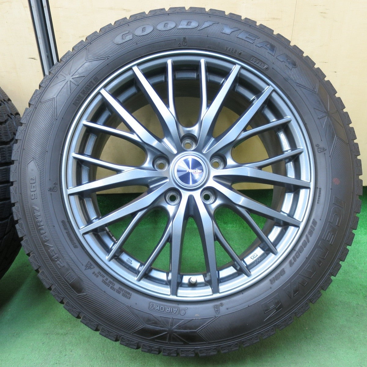 バリ溝！キレイ！8.5分★スタッドレス 215/60R17 グッドイヤー アイスナビ6 ravrion RM01 ラブリオン 17インチ PCD114.3/5H★5012911イス