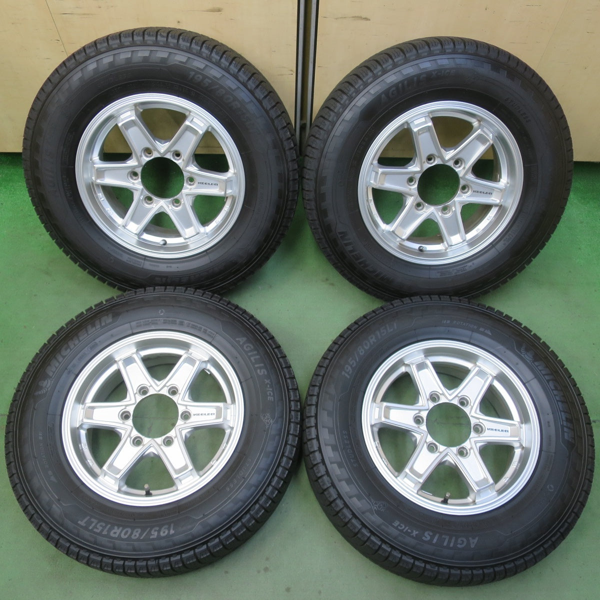 バリ溝！25年！キレイ！9.5分以上◎KEELER TACTICS 195/80R15 107/105R スタッドレス ミシュラン AGILIS X-ICE キーラー タクティクス 15インチ PCD139.7/6H◎6091903イス
