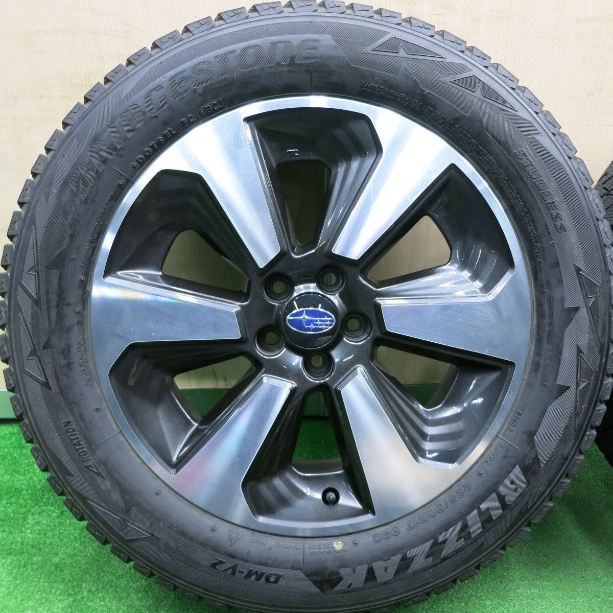 [送料無料] バリ溝！8.5分★スバル SJ フォレスター 純正 225/60R17 スタッドレス ブリヂストン ブリザック DM-V2 17インチ PCD100/5H★4120102HAス