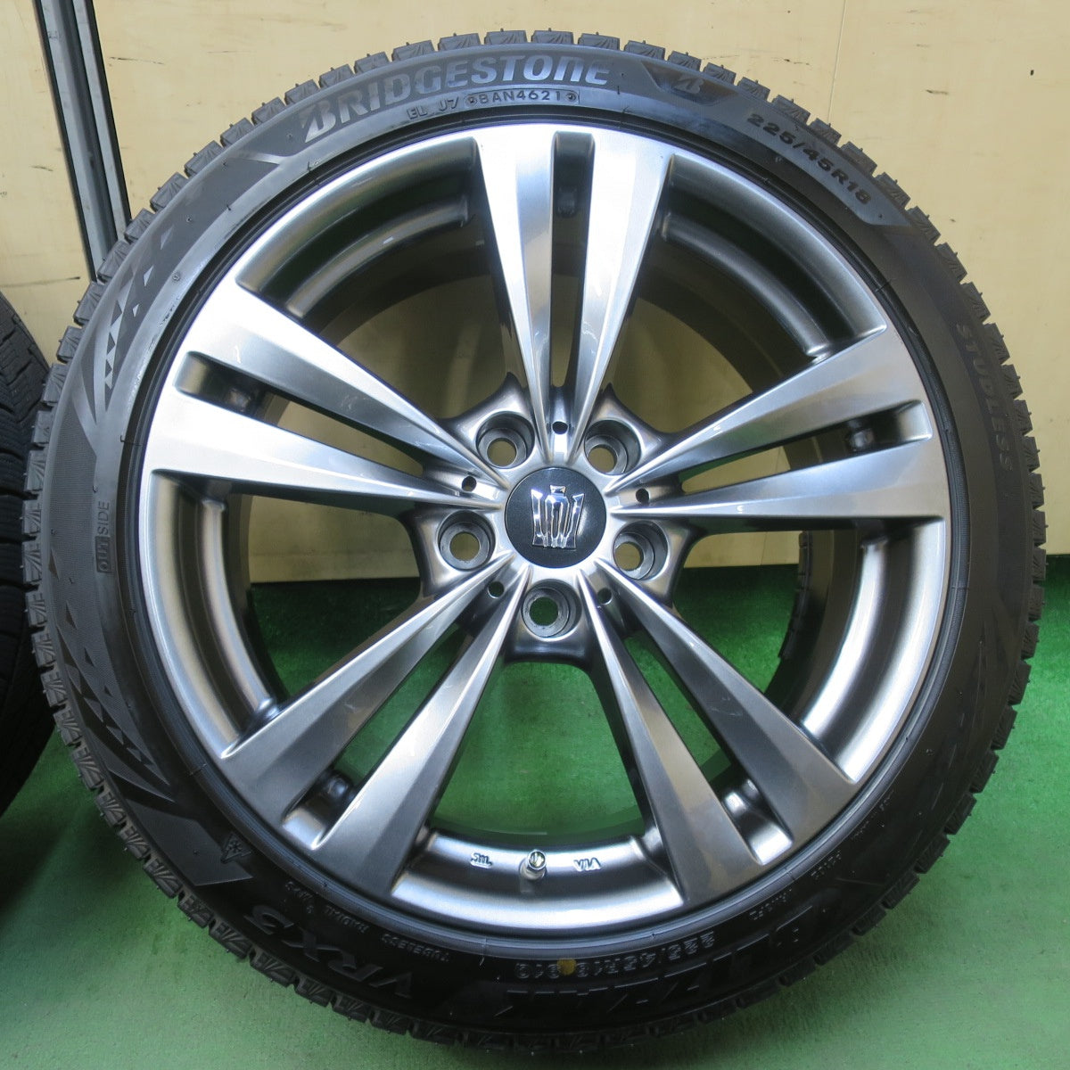 バリ溝！21年！9.5分以上★Lehrmeister L-F LOUNGE 225/45R18 スタッドレス ブリヂストン ブリザック VRX3 18インチ レアマイスター L-F ラウンジ PCD114.3/5H★5111501イス