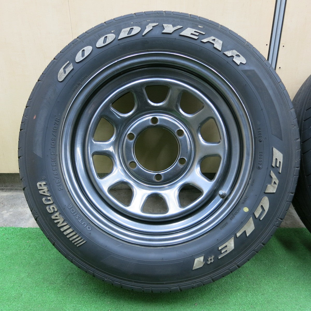 *送料無料* バリ溝！キレイ！8.5分★ハイエース 等 DAYTONA デイトナ 215/65R16C 109/107R グッドイヤー イーグル #1 ホワイトレター 16インチ PCD139.7/6H★4060501ナノ