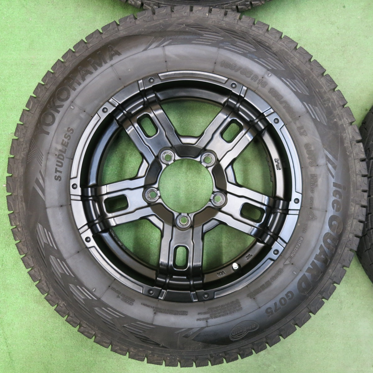 [送料無料] バリ溝！21年！キレイ！9.5分★ジムニー 等 185/85R16 105/103L スタッドレス ヨコハマ アイスガード G075 社外 アルミ 16インチ PCD139.7/5H★5010809SYス