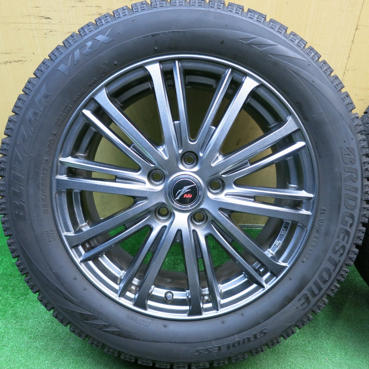 バリ溝！キレイ！9分★スタッドレス 225/55R17 ブリヂストン ブリザック VRX Fang ファング 17インチ PCD114.3/5H★6011106HAス
