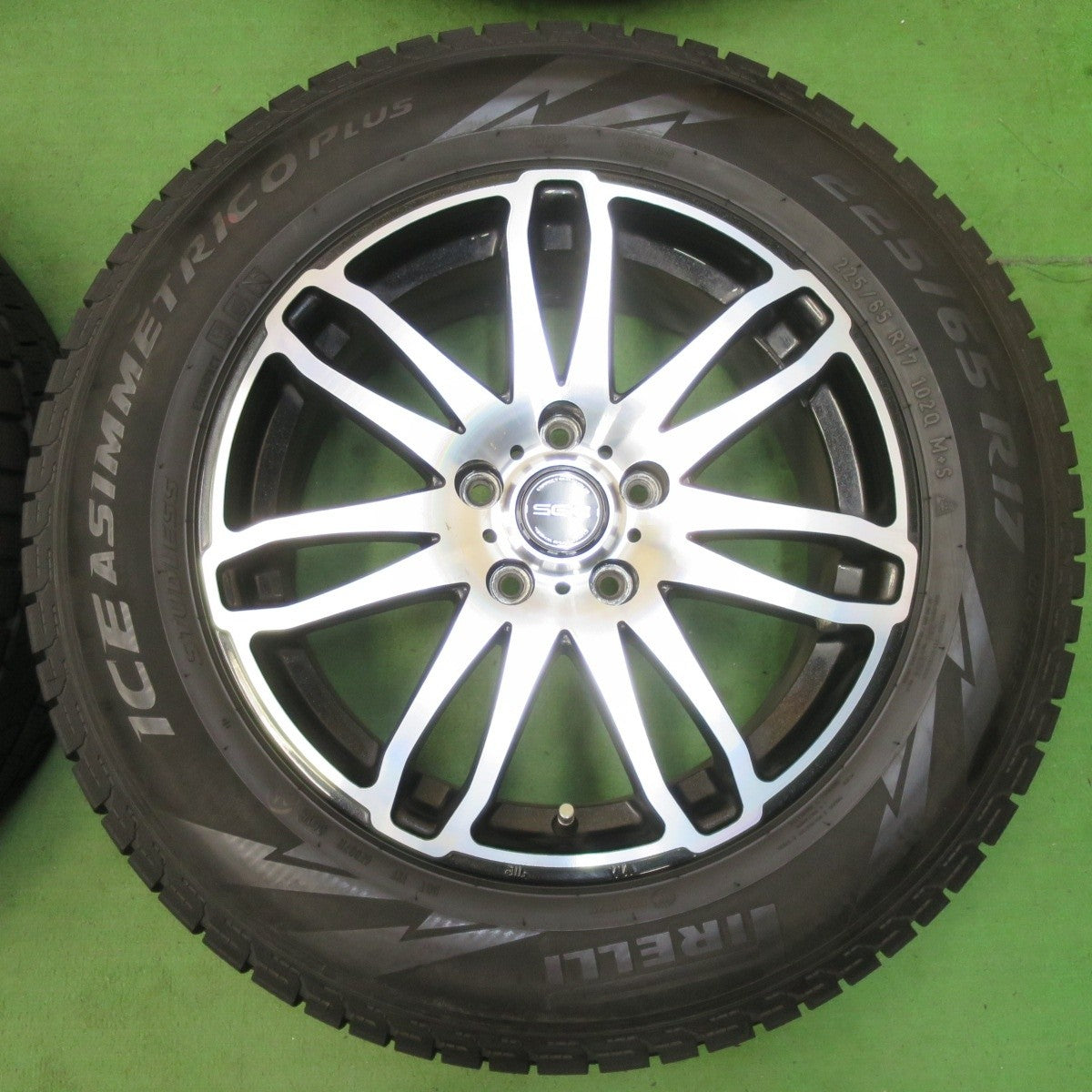 バリ溝！9.5分以上★スタッドレス 225/65R17 ピレリ アイスアシンメトリコ プラス SG-E 社外 アルミ 17インチ PCD114.3/5H★5031301イス
