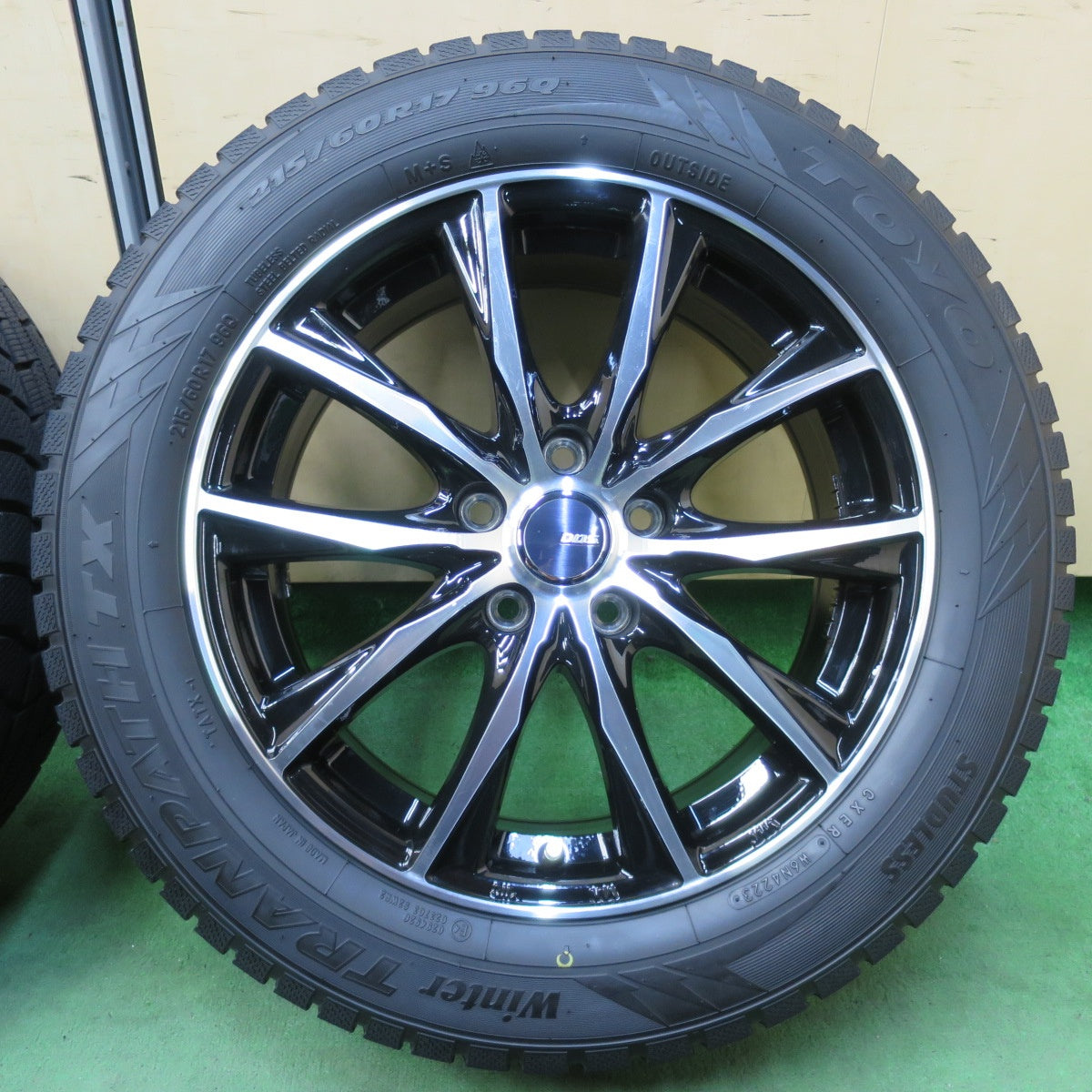 バリ溝！23年！美品！9.5分★スタッドレス 215/60R17 トーヨー ウインター トランパス TX D.O.S. DOS 17インチ PCD114.3/5H★5042802イス