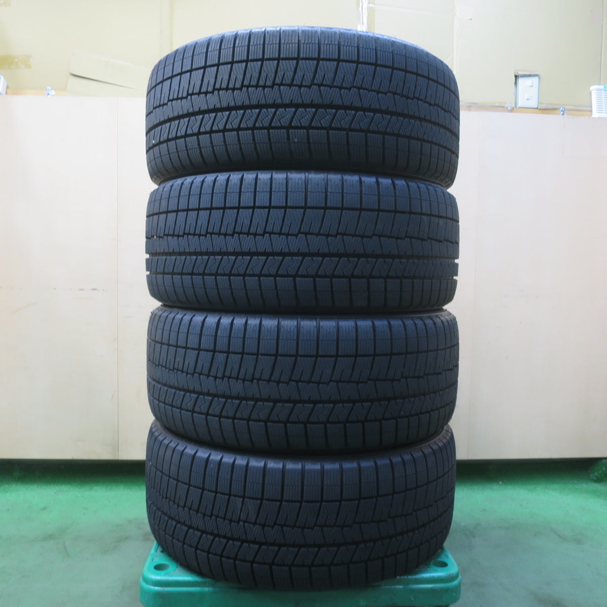バリ溝！24年！キレイ！ほぼ10分★ベンツ 等 smartline 365 245/40R18 スタッドレス ダンロップ ウインターマックス 03 スマートライン 18インチ PCD112/5H★6060902イス