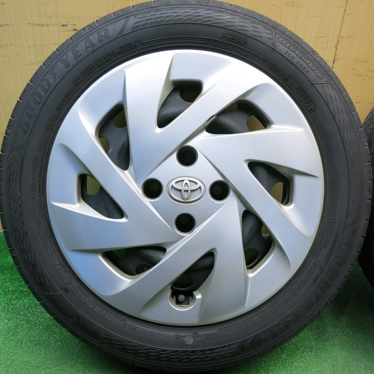 バリ溝！22年！8.5分★トヨタ 10系 アクア 純正 スチール 185/60R15 グッドイヤー EfficientGrip ECO EG02 15インチ PCD100/4H★6040517HAノ