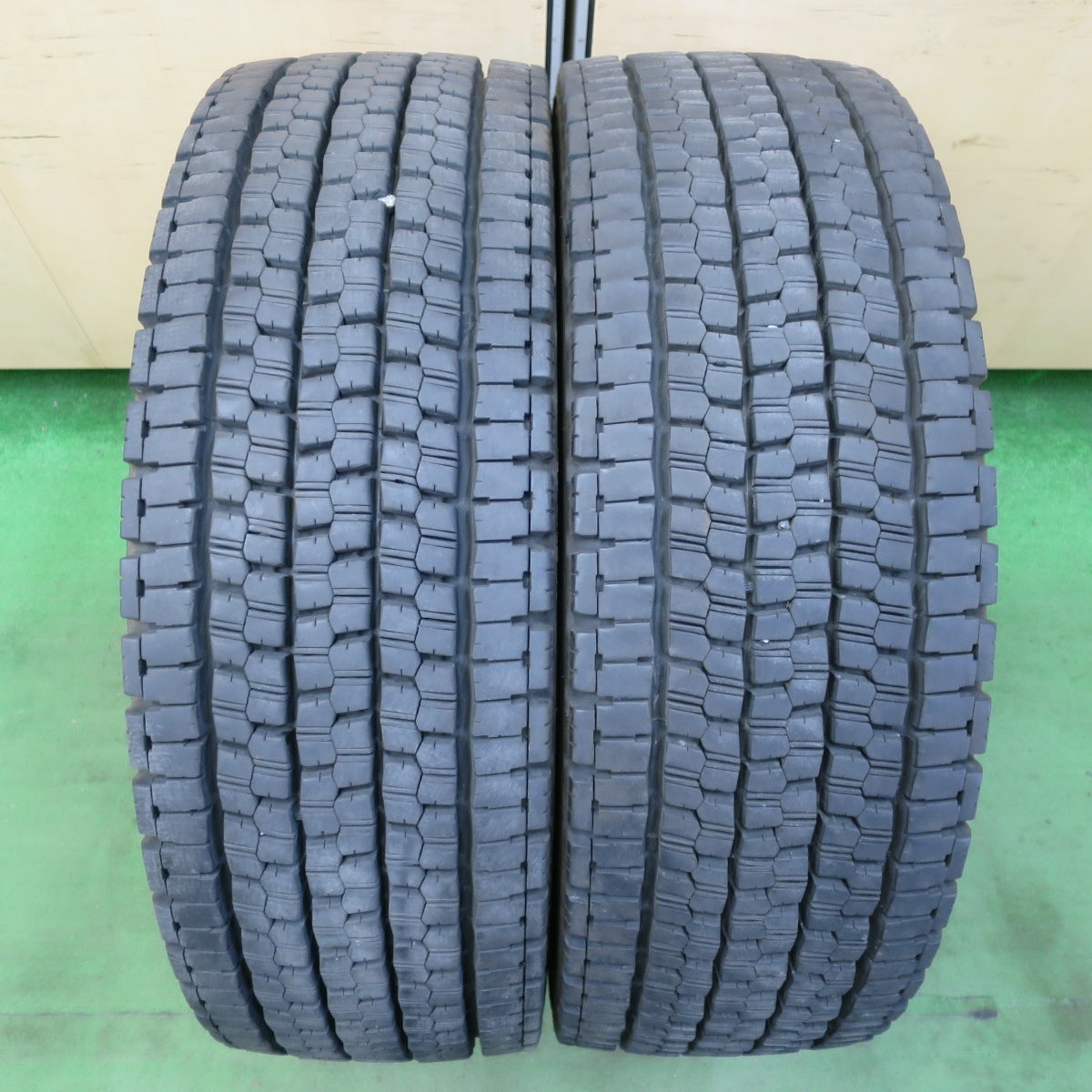 バリ溝！24年！9.5分！2本★トラック タイヤ 245/70R19.5 136/134J スタッドレス ブリヂストン W999 19.5インチ★5052607イスタ