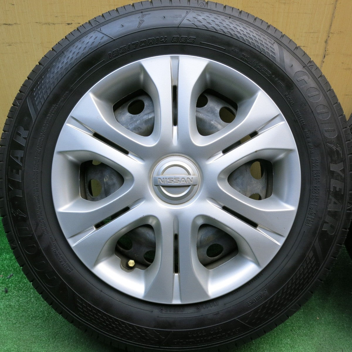 バリ溝！25年！9.5分☆日産 ノート 純正 スチール 185/70R14 