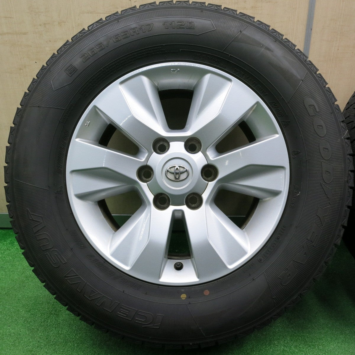 [送料無料] バリ溝！21年！キレイ！9分★トヨタ 125系 ハイラックス 純正 ENKEI 265/65R17 スタッドレス グッドイヤー アイスナビ SUV エンケイ PCD139.7/6H★4102503NJス