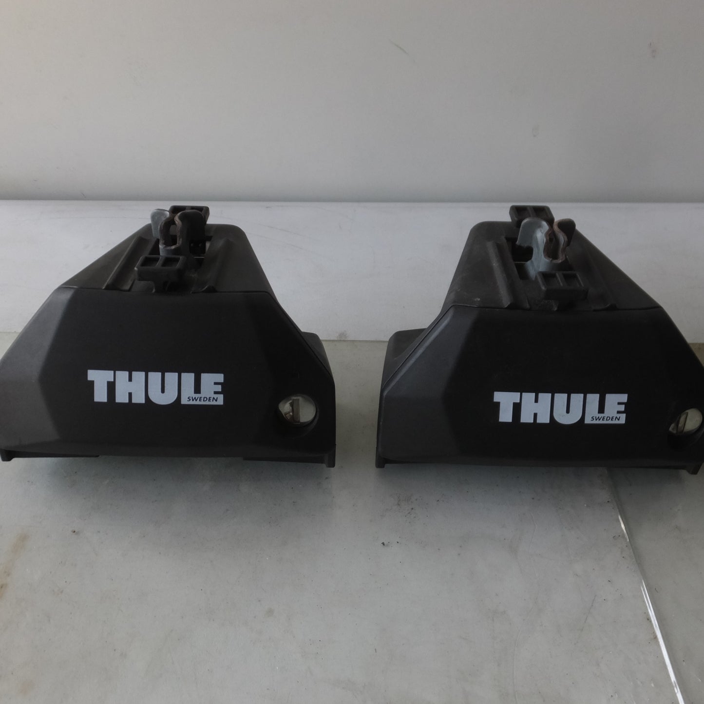 [送料無料] ◆THULE スーリー エボ フラッシュ レール Evo Flush Rail 710600 フット 鍵付き キャリアベース ルーフ キャリア◆