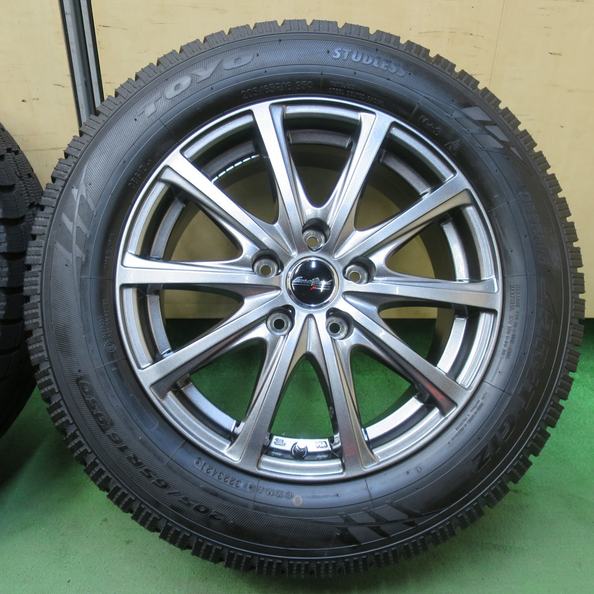 超バリ溝！21年！キレイ！ほぼ10分★スタッドレス 205/65R16 トーヨー オブザーブ ガリット GIZ EuroSpeed MANARAY SPORT ユーロスピード 16インチ PCD114.3/5H★5112813イス