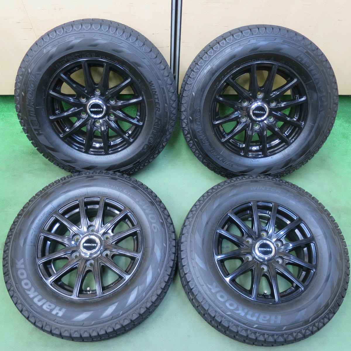 バリ溝！23年！キレイ！9.5分★200系 ハイエース BISON BN-01 195/80R15 107/105L スタッドレス ハンコック ウインター RW06 バイソン 15インチ PCD139.7/6H★5110408イス