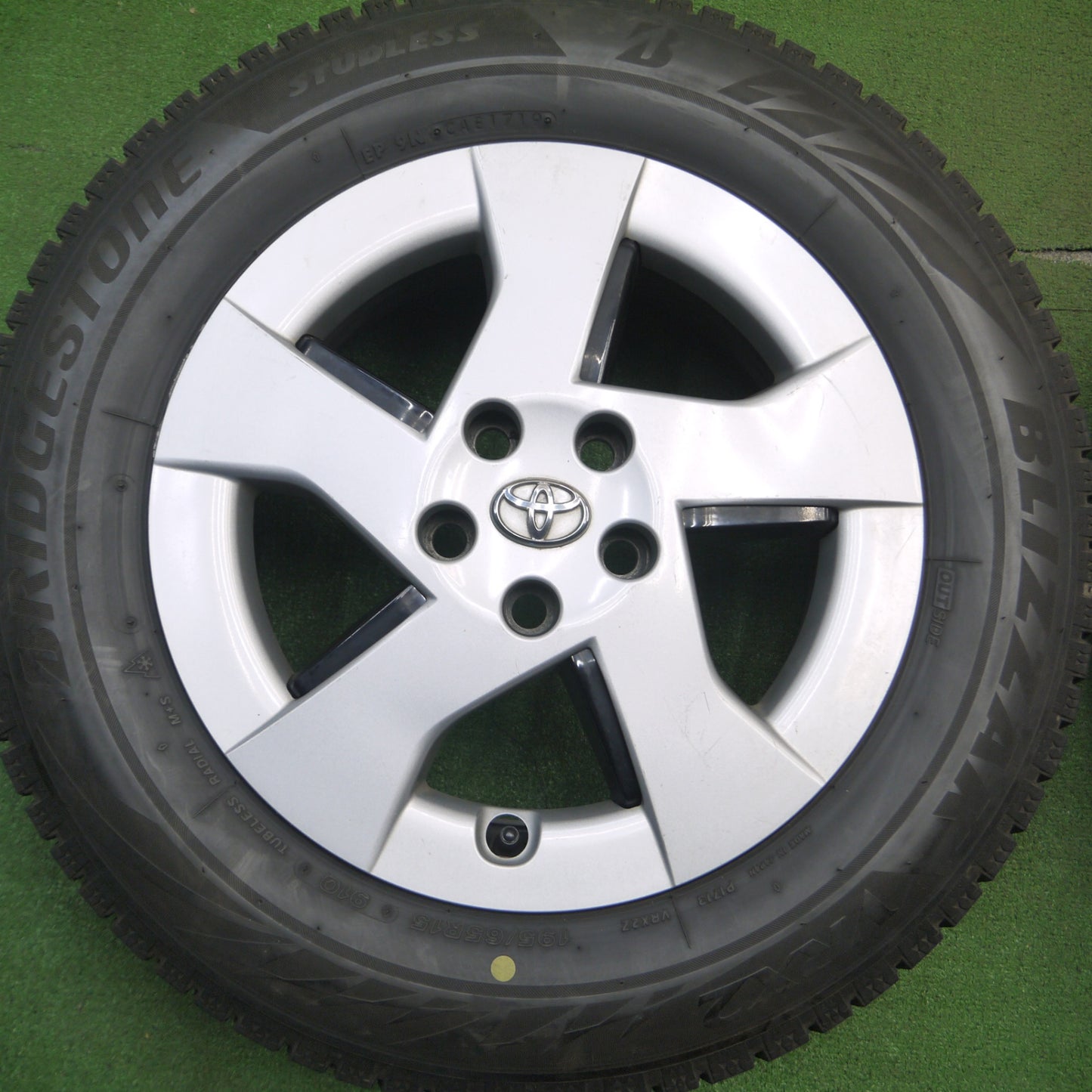 [送料無料] バリ溝！8.5分★トヨタ 30系 プリウス 純正 195/65R15 スタッドレス ブリヂストン ブリザック VRX2 15インチ PCD100/5H★5012707Hス