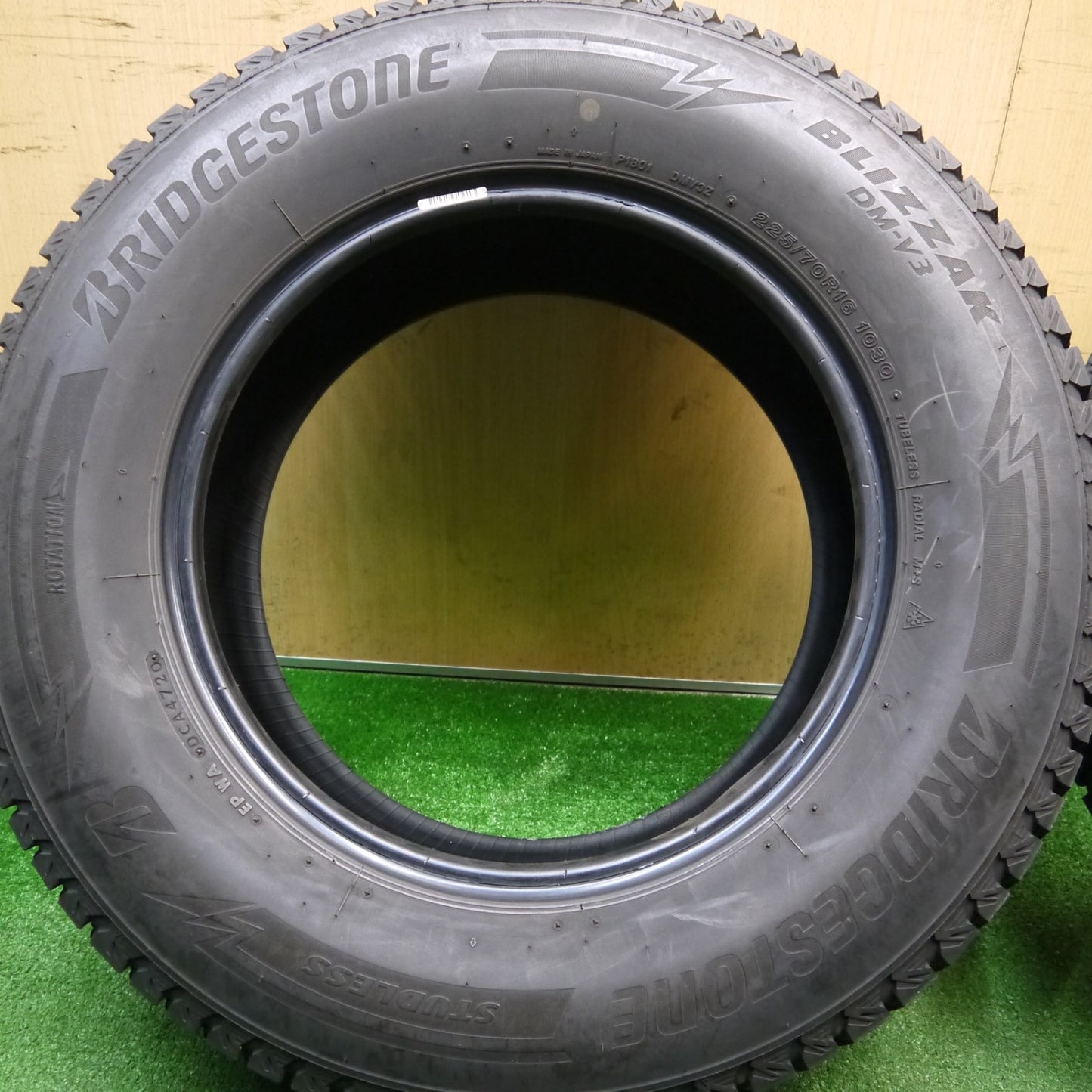 バリ溝！9分★スタッドレス 225/70R16 ブリヂストン ブリザック DM-V3 タイヤ 16インチ デリカ D:5 アウトランダー ハリアー RAV4 等★5121207Hスタ