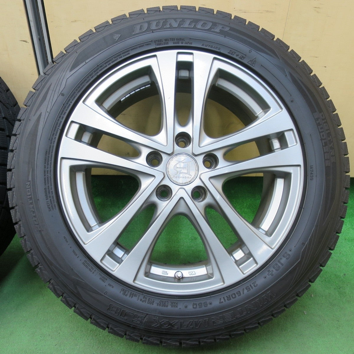 バリ溝！23年！ほぼ10分★スタッドレス 215/60R17 ダンロップ ウインターマックス SJ8 SJ8+ Aphrodite アフロディーテ 17インチ PCD114.3/5H★5012808イス