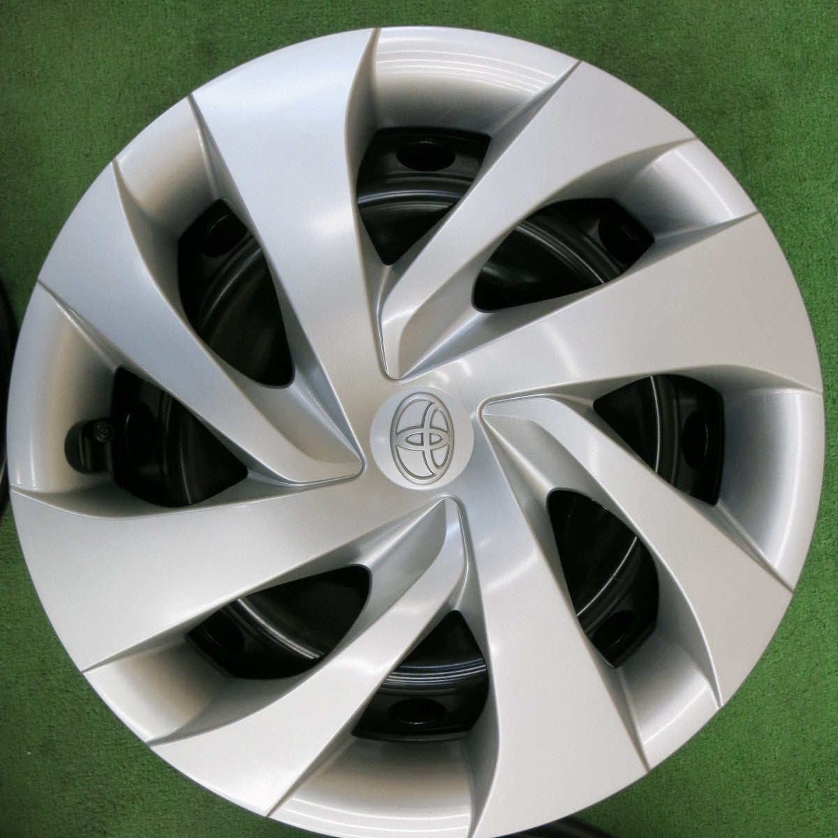 新車外し★トヨタ ヤリス 純正 スチール ホイール 14インチ 14×5.5J キャップ カバー 付き PCD100/4H★5042804TTホ