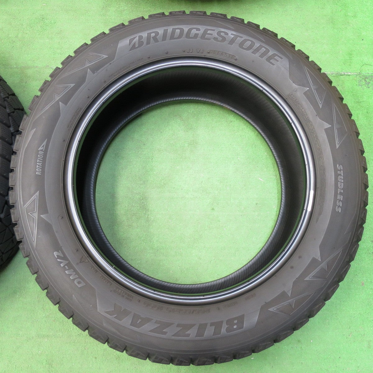[送料無料] バリ溝！8.5分★スタッドレス 265/55R19 ブリヂストン ブリザック DM-V2 タイヤ 19インチ ランクル プラド ベンツ 等★4112902イスタ
