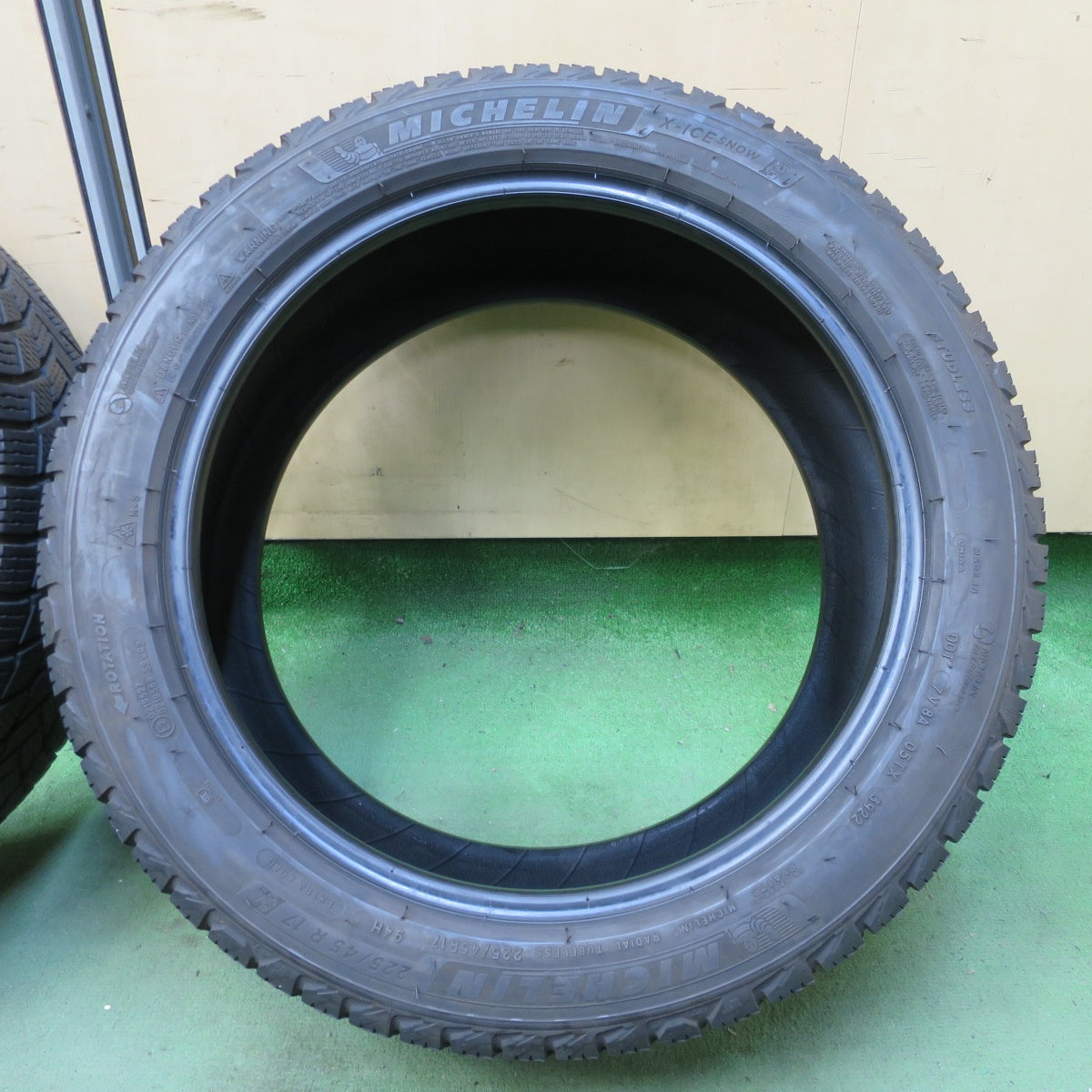 バリ溝！22年！8.5分◎スタッドレス 225/45R17 ミシュラン X-ICE SNOW タイヤ 17インチ ベンツ C A クラス アウディ A3 BMW F20 1シリーズ F22 等◎6100205NGスタ