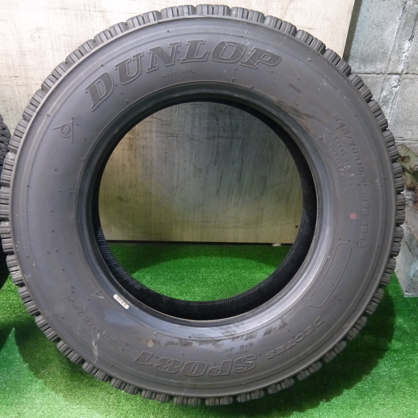 バリ溝！25年！8.5分！2本★トラック タイヤ 245/70R19.5 136/134J スタッドレス ダンロップ デクテス SP081 DECTES 19.5インチ★6052205KKスタ