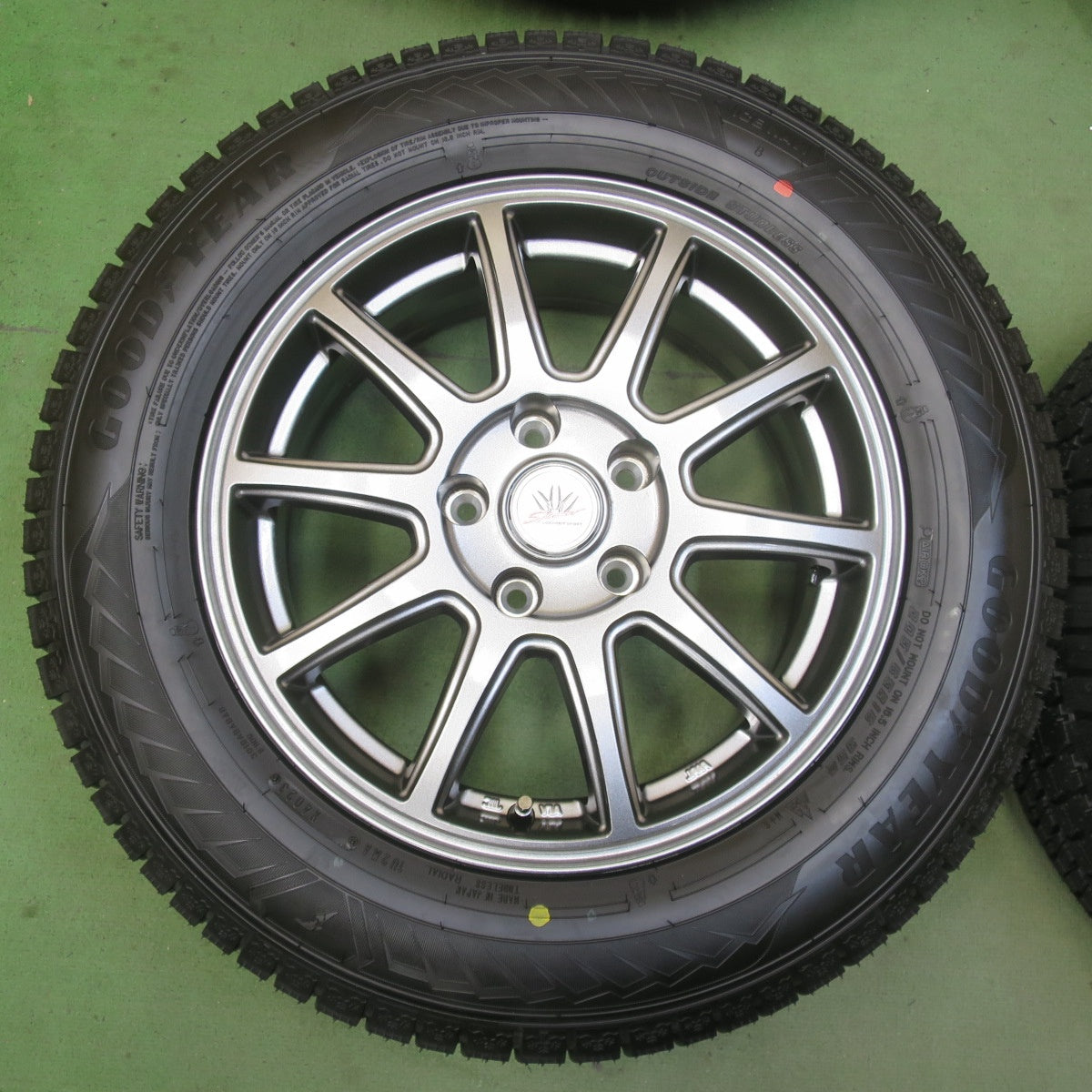 未使用！23年★LOXARNY SPORT 205/65R16 スタッドレス グッドイヤー アイスナビ8 ロクサーニ スポーツ 16インチ PCD114.3/5H★6042513イス