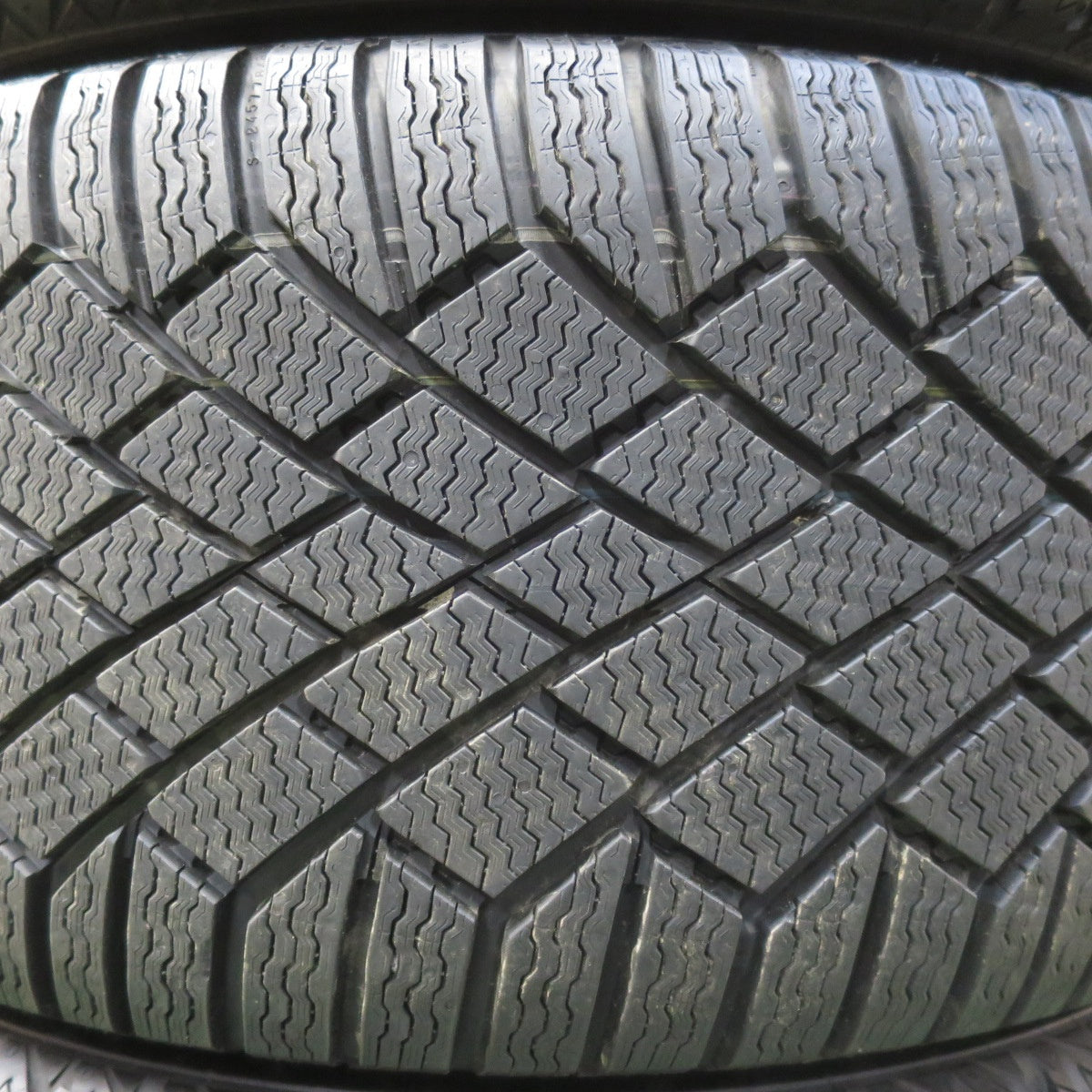 ほぼ未使用！キレイ★ジャガー XE 純正 245/40R18 スタッドレス コンチネンタル バイキングコンタクト7 18インチ PCD108/5H★5110403イス