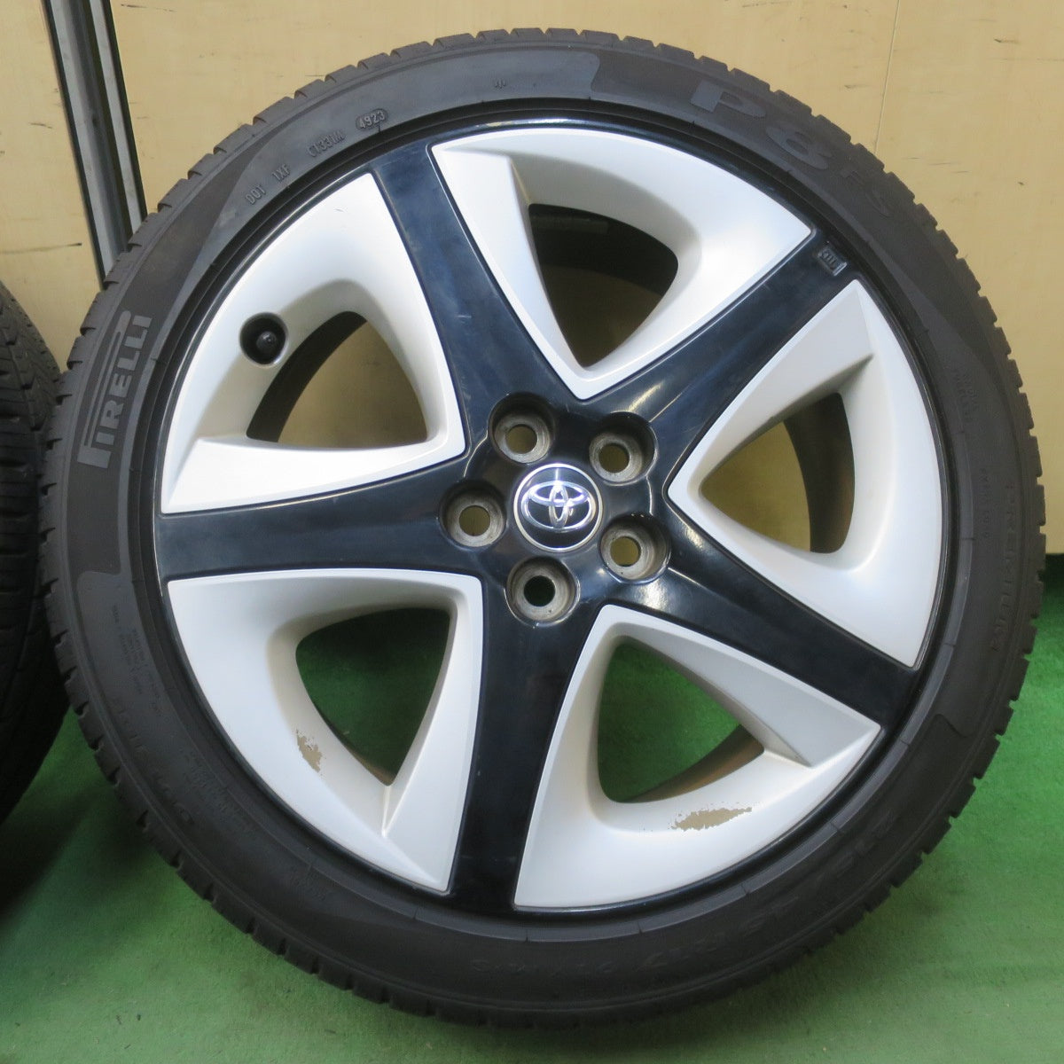 バリ溝！24年！9.5分★トヨタ 50系 プリウス ツーリング 純正 215/45R17 ピレリ P8 FS 17インチ PCD100/5H★6022504イノ