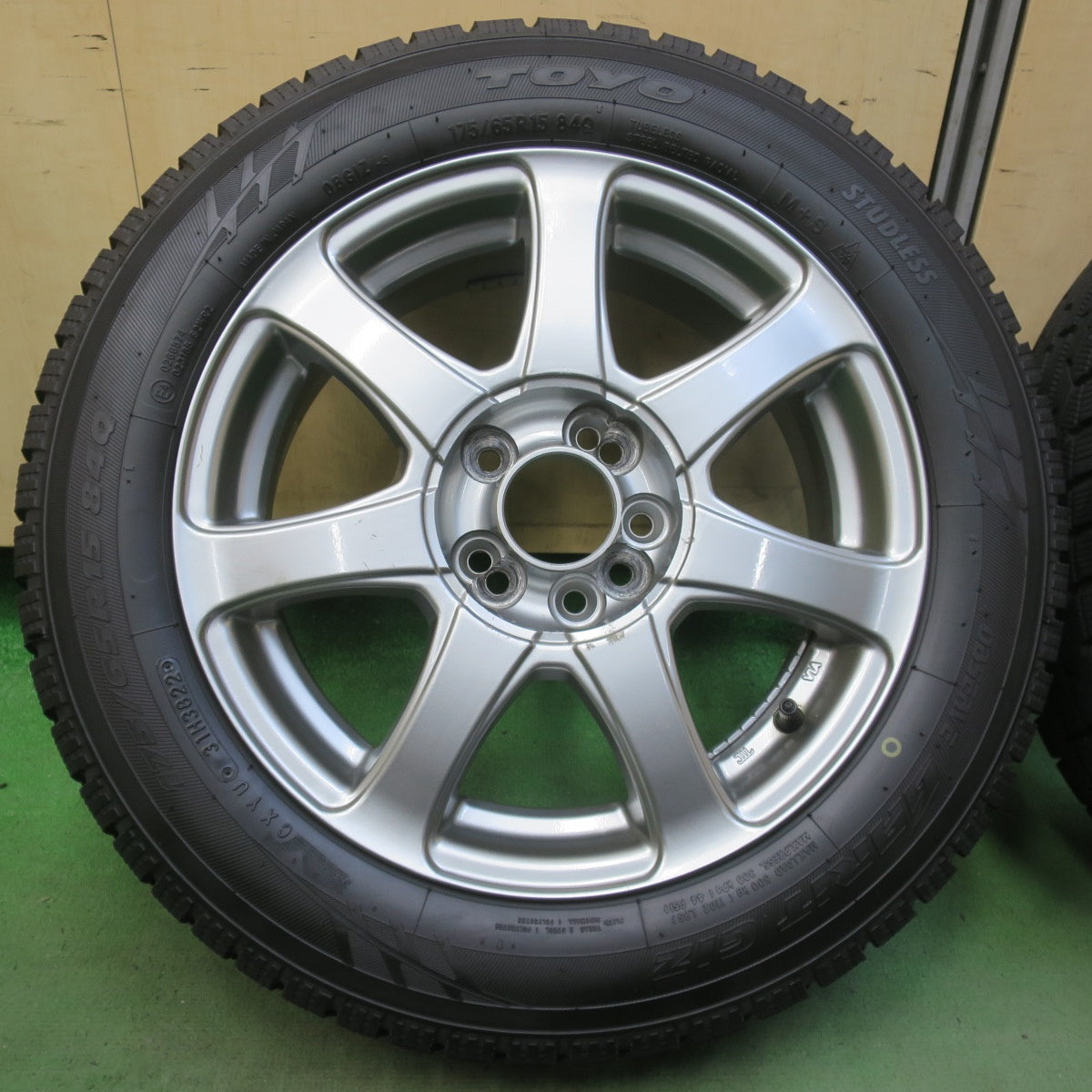 バリ溝！22年！9.5分★スタッドレス 175/65R15 トーヨー オブザーブ ガリット GIZ 社外 アルミ 15インチ PCD100/4H 5H マルチ★6051809イス