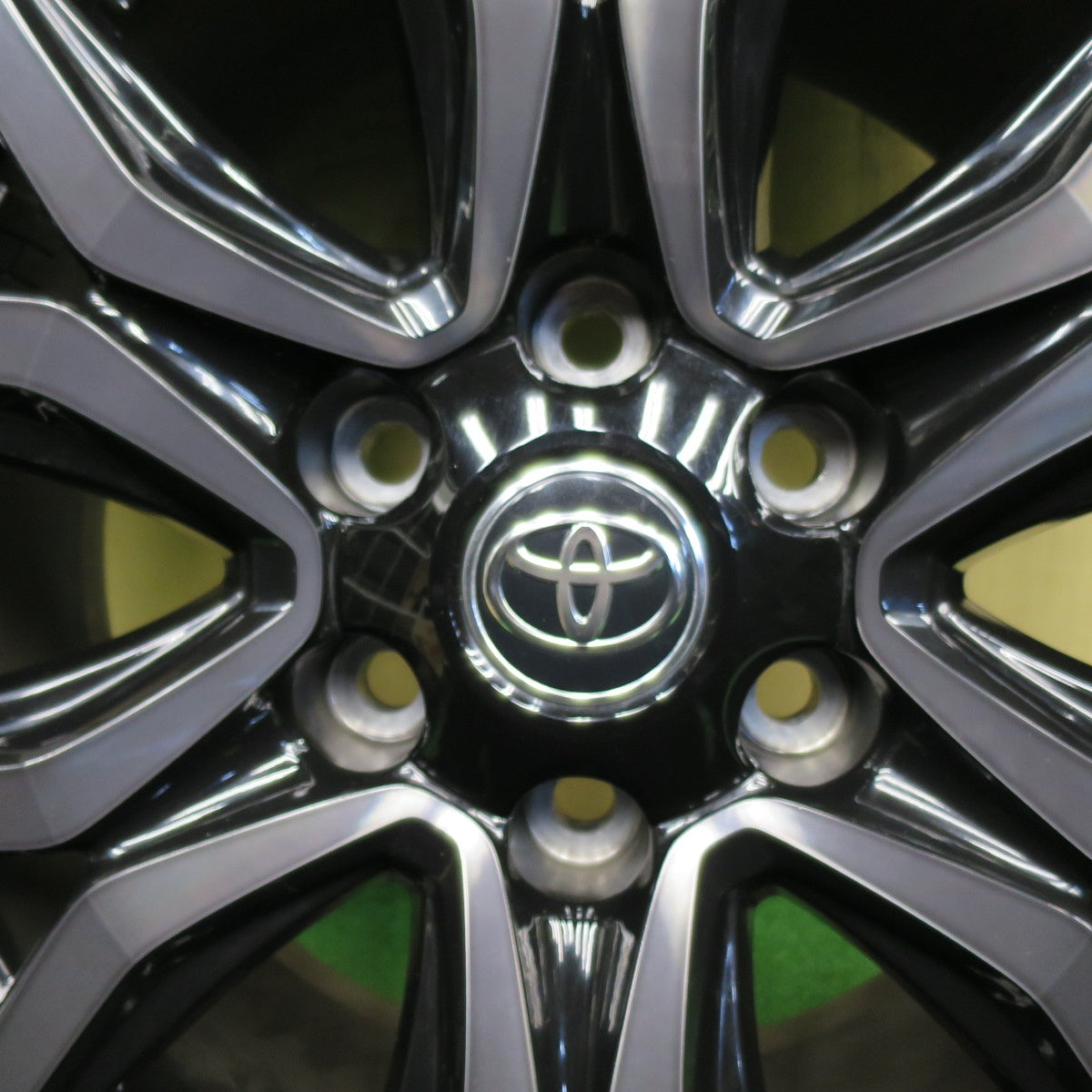 バリ溝！25年！キレイ！9.5分★トヨタ GUN125 ハイラックス GRスポーツ 純正 265/65R18 122/119Q ヨコハマ ジオランダー X-AT 18インチ PCD139.7/6H★6022801NKノ