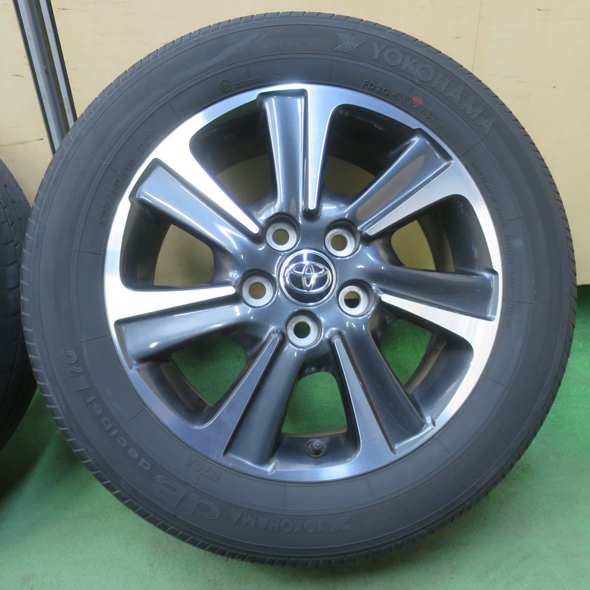 キレイ★トヨタ 80系 ノア ヴォクシー 純正 205/60R16 ヨコハマ dB デシベル E70 E70A 16インチ PCD114.3/5H★6031409イノ