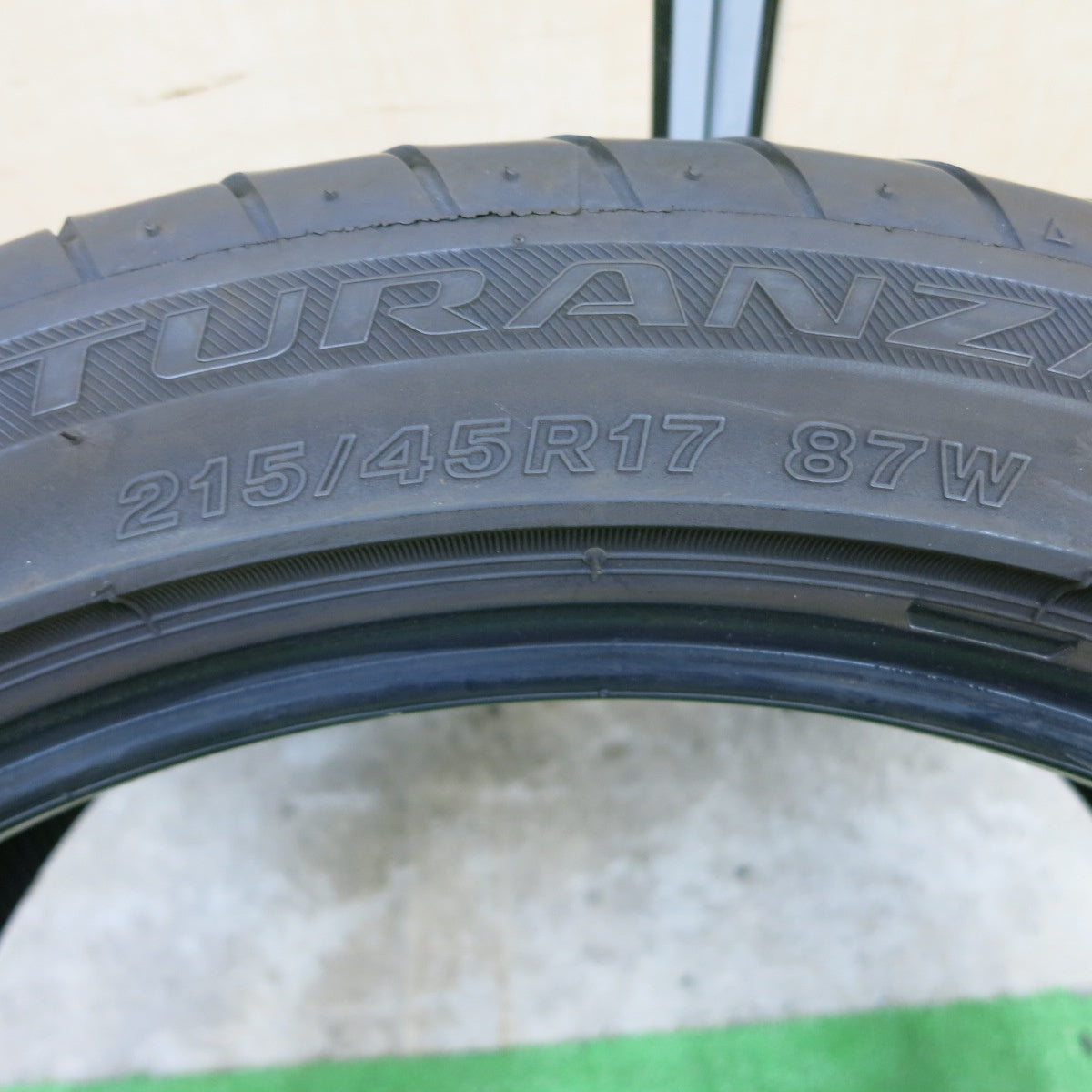 [送料無料] バリ溝！22年！9.5分★215/45R17 ブリヂストン トランザ T002 タイヤ 17インチ カローラツーリング プリウス PHV 等★4110204ナノタ