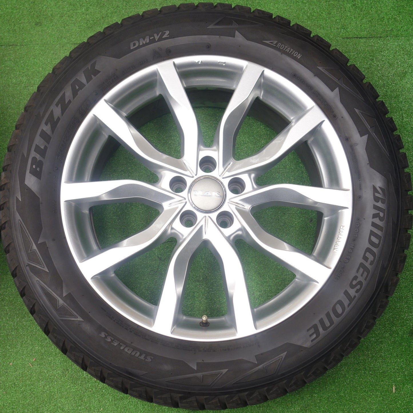 バリ溝！キレイ！9分★アウディ Q7 Q8 MAK HIGHLANDS 255/55R19 スタッドレス ブリヂストン ブリザック DM-V2 ハイランズ 19インチ PCD112/5H★6021502KTス
