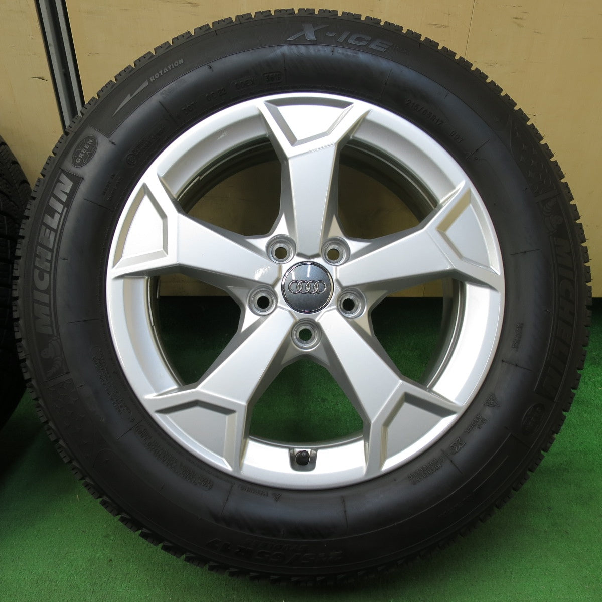 [送料無料] バリ溝！キレイ！9.5分★アウディ Q3 純正 215/65R17 スタッドレス ミシュラン X-ICE XI3 17インチ PCD112/5H★4111801イス