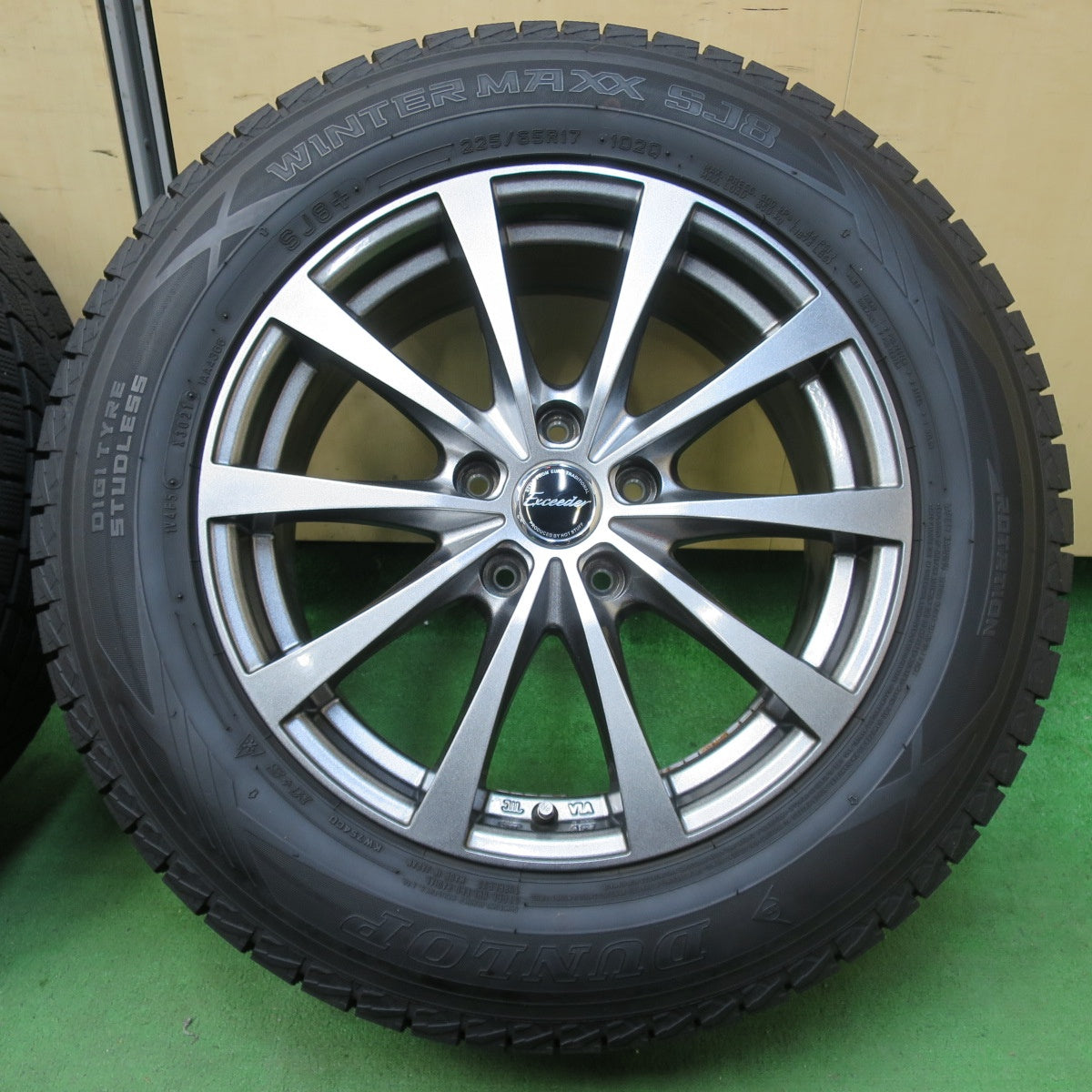 [送料無料] バリ溝！21年！キレイ！9.5分★スタッドレス 225/65R17 ダンロップ ウインターマックス SJ8 Exceeder エクシーダー 17インチ PCD114.3/5H★5011305イス