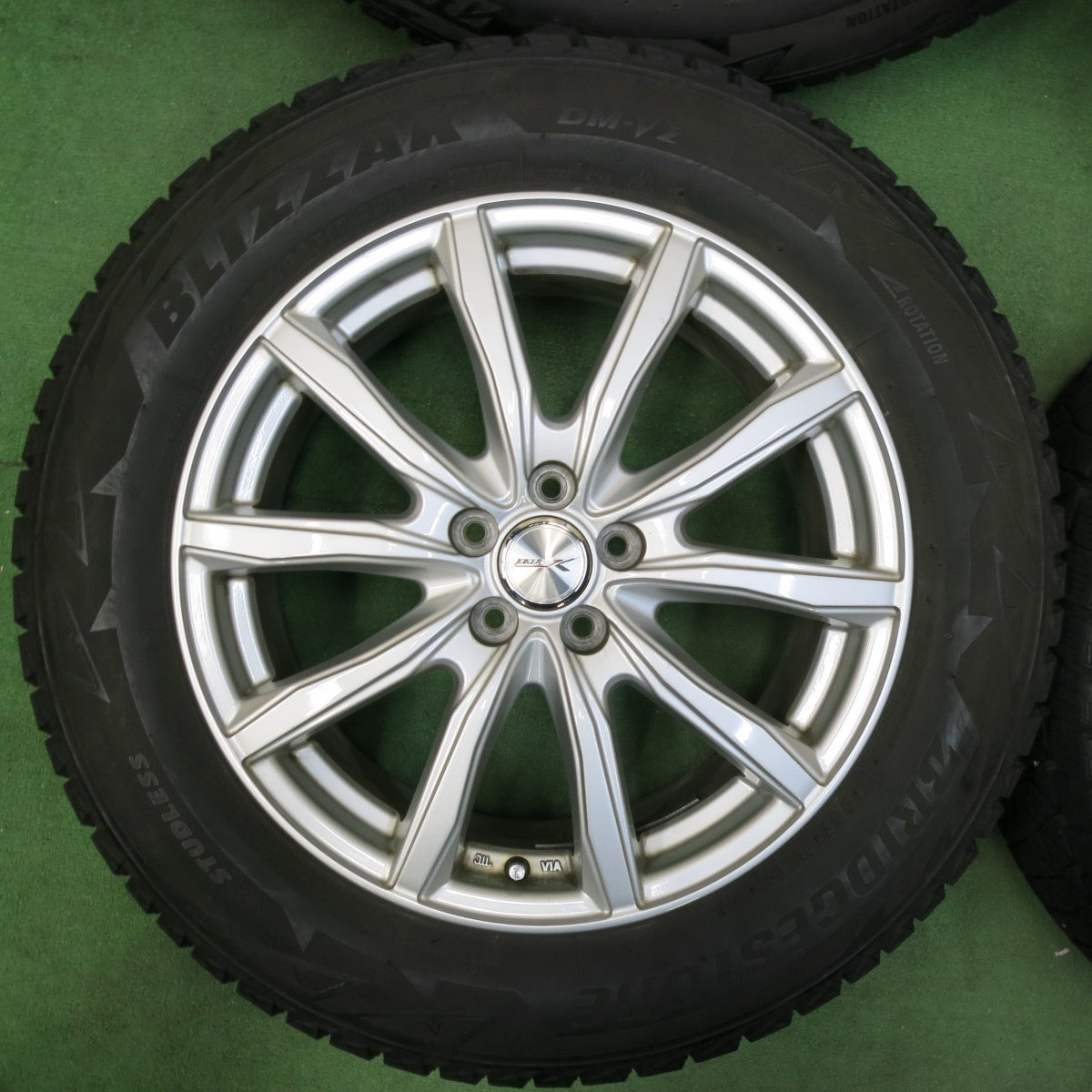 [送料無料] キレイ★スバル XV 等 225/60R17 スタッドレス ブリヂストン ブリザック DM-V2 JOKER ジョーカー 17インチ PCD100/5H★4112904SYス