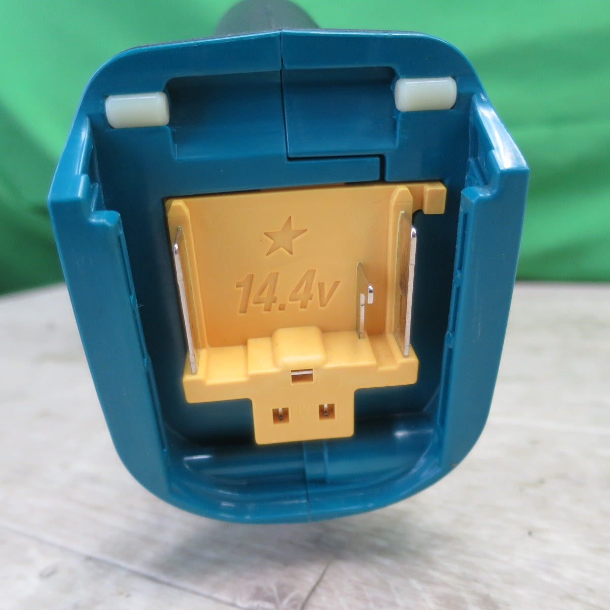 [送料無料] キレイ☆マキタ 14.4V  充電式 生垣 バリカン MUH304D 本体のみ  刈込幅 300mm ヘッジトリマー 農業 園芸 草刈り機 造園 電動 工具☆