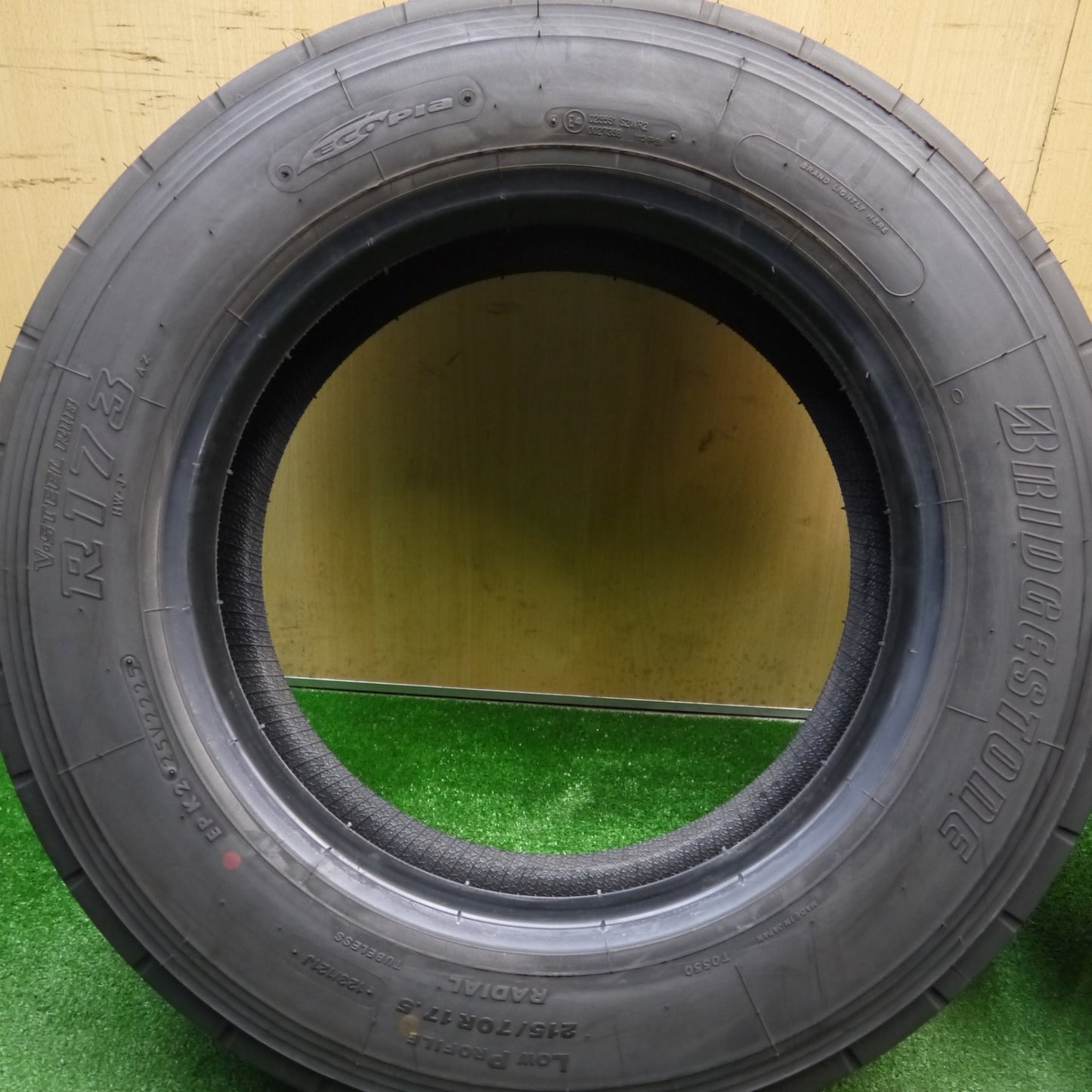 バリ溝！25年！9分！2本★トラック タイヤ 215/70R17.5 123/121J ブリヂストン R173 17.5インチ★5121214Hノタ