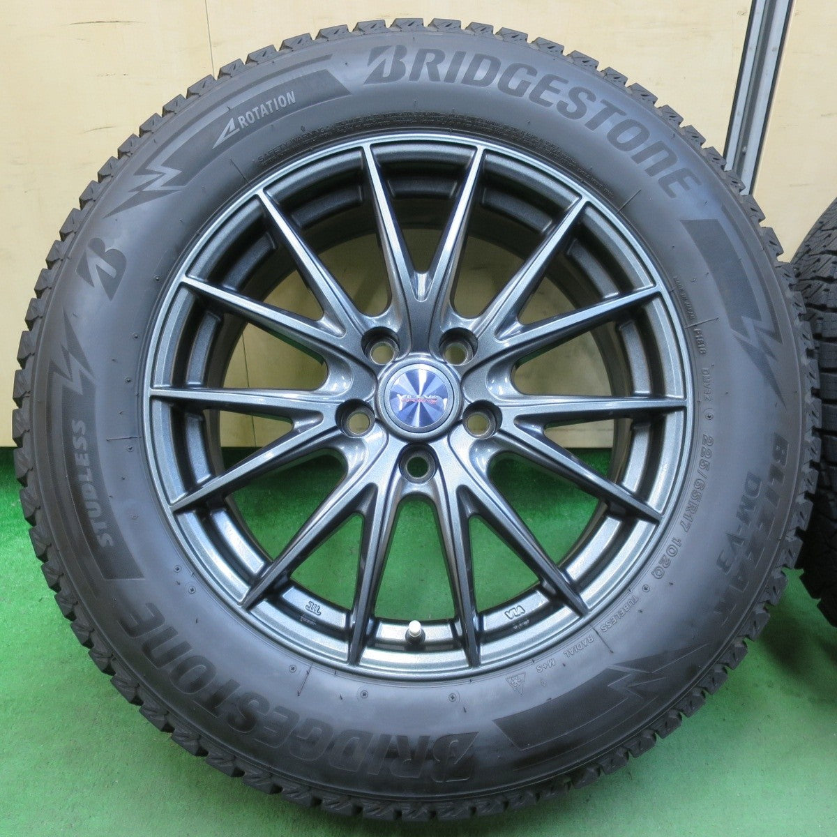 バリ溝！21年！キレイ！9分★スタッドレス 225/65R17 ブリヂストン ブリザック DM-V3 VELVA SPORTZ ヴェルヴァ 17インチ PCD114.3/5H★5021710イス