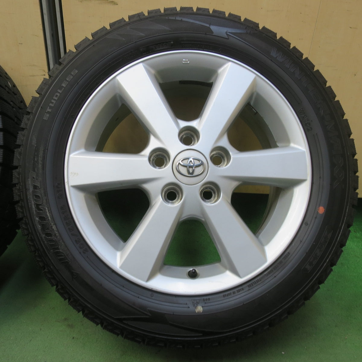バリ溝！24年！9.5分◎トヨタ アイシス 純正 205/55R16 スタッドレス ダンロップ ウインターマックス WM02 16インチ PCD114.3/5H◎6092904イス