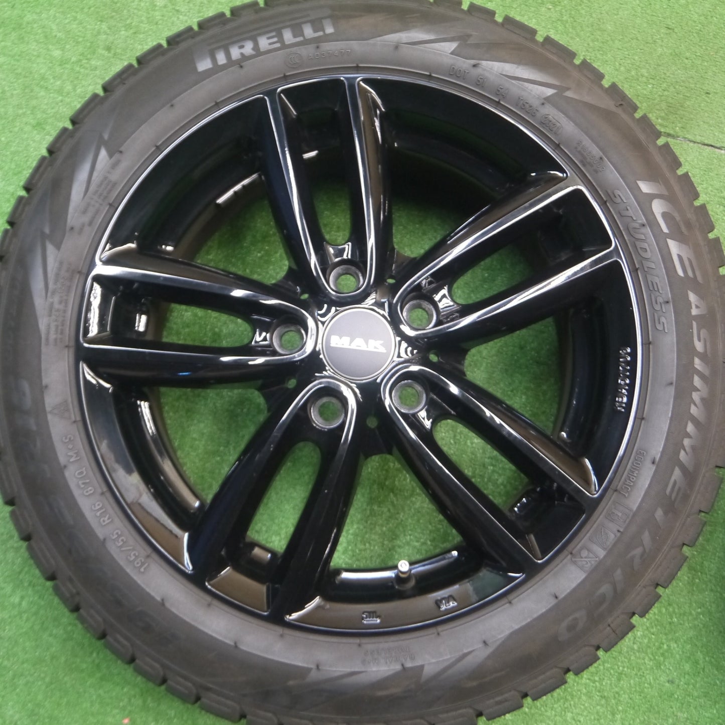 [送料無料] バリ溝！21年！キレイ！9.5分以上★BMW ミニ 等 MAK OXFORD 195/55R16 スタッドレス ピレリ アイスアシンメトリコ オクスフォード 16インチ PCD112/5H★4112704Hス