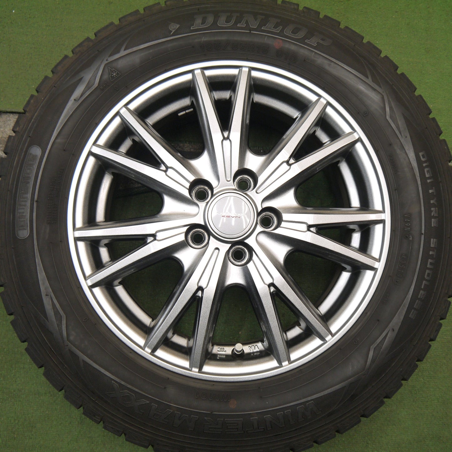 バリ溝！キレイ！9分★プリウス 等 195/65R15 スタッドレス ダンロップ ウインターマックス WM01 VELVA KEVIN ヴェルヴァ ケヴィン 15インチ PCD100/5H★5100105Hス