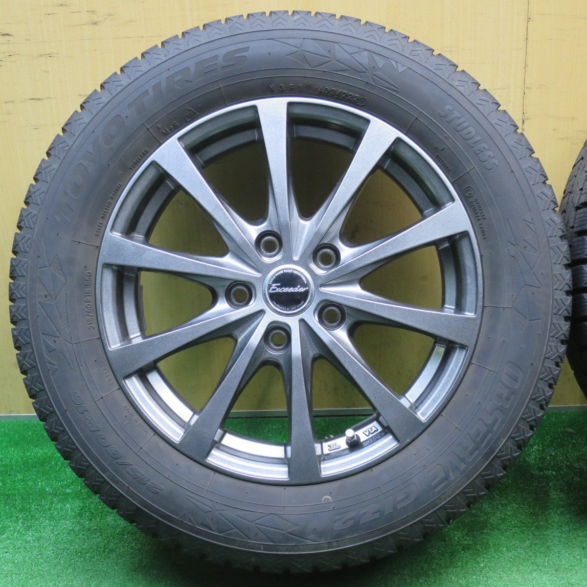 バリ溝！22年！キレイ！9.5分★スタッドレス 215/60R16 トーヨー オブザーブ GIZ2 Exceeder エクシーダー 16インチ PCD114.3/5H★5122405NJス