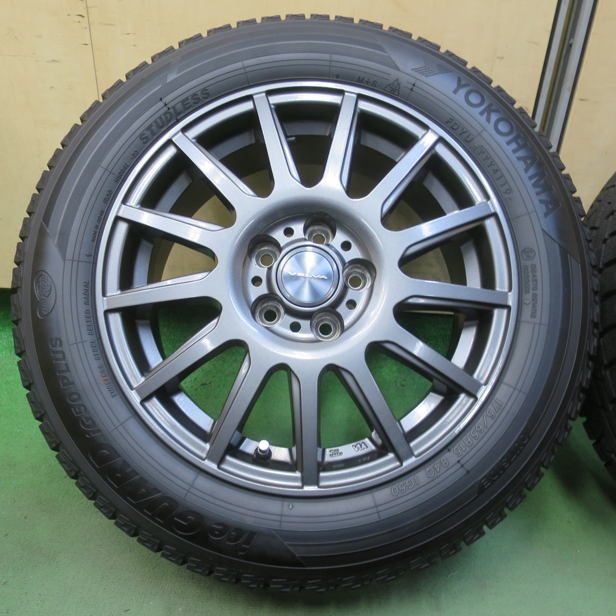 ほぼ未使用！キレイ◎シエンタ 等 175/65R15 スタッドレス ヨコハマ アイスガード iG50 プラス VELVA IGOR ヴェルヴァ 15インチ PCD100/5H◎6100907イス