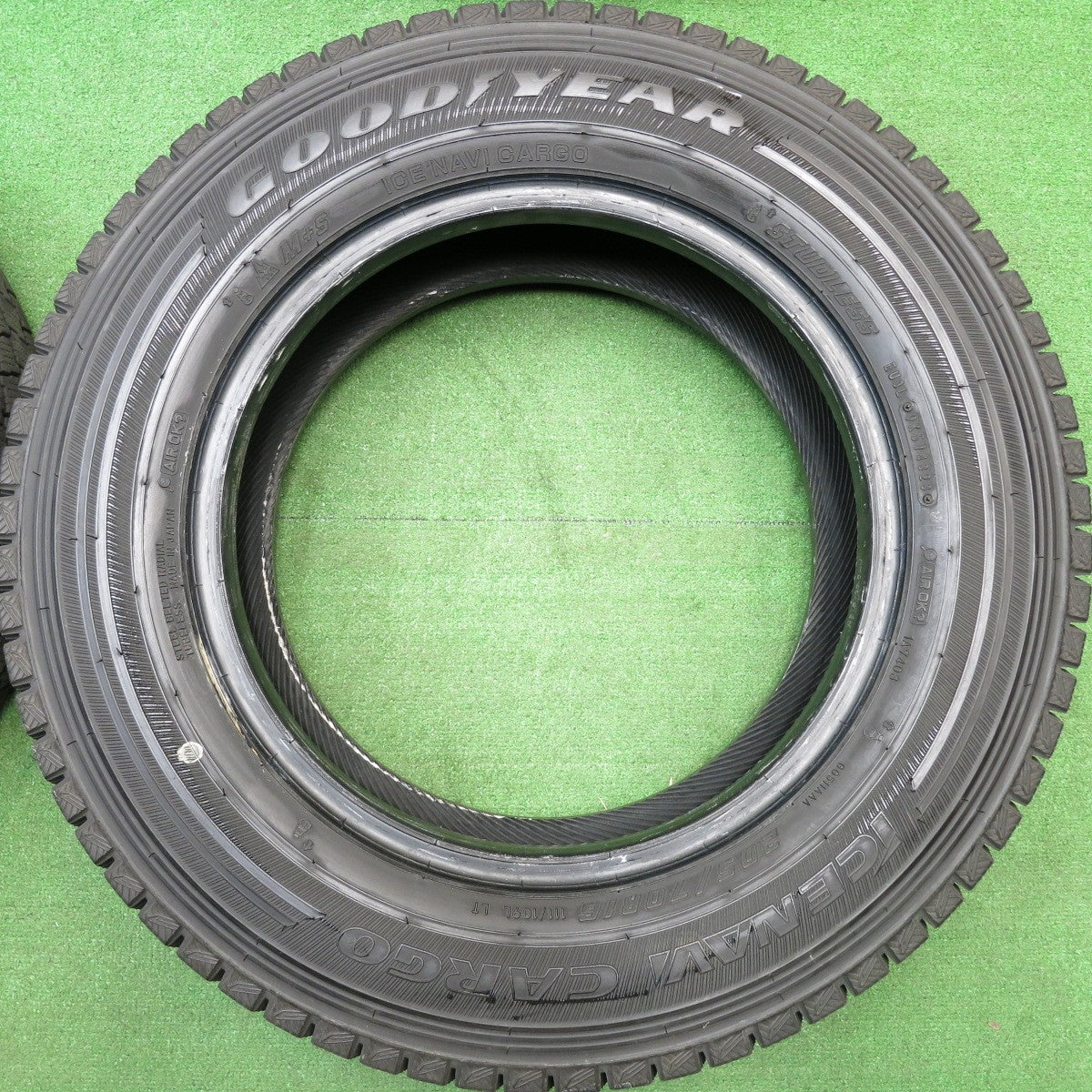バリ溝！23年！9.5分★スタッドレス 205/70R16 111/109L グッドイヤー アイスナビ カーゴ CARGO タイヤ 16インチ トラック バン 等★5123103HAスタ