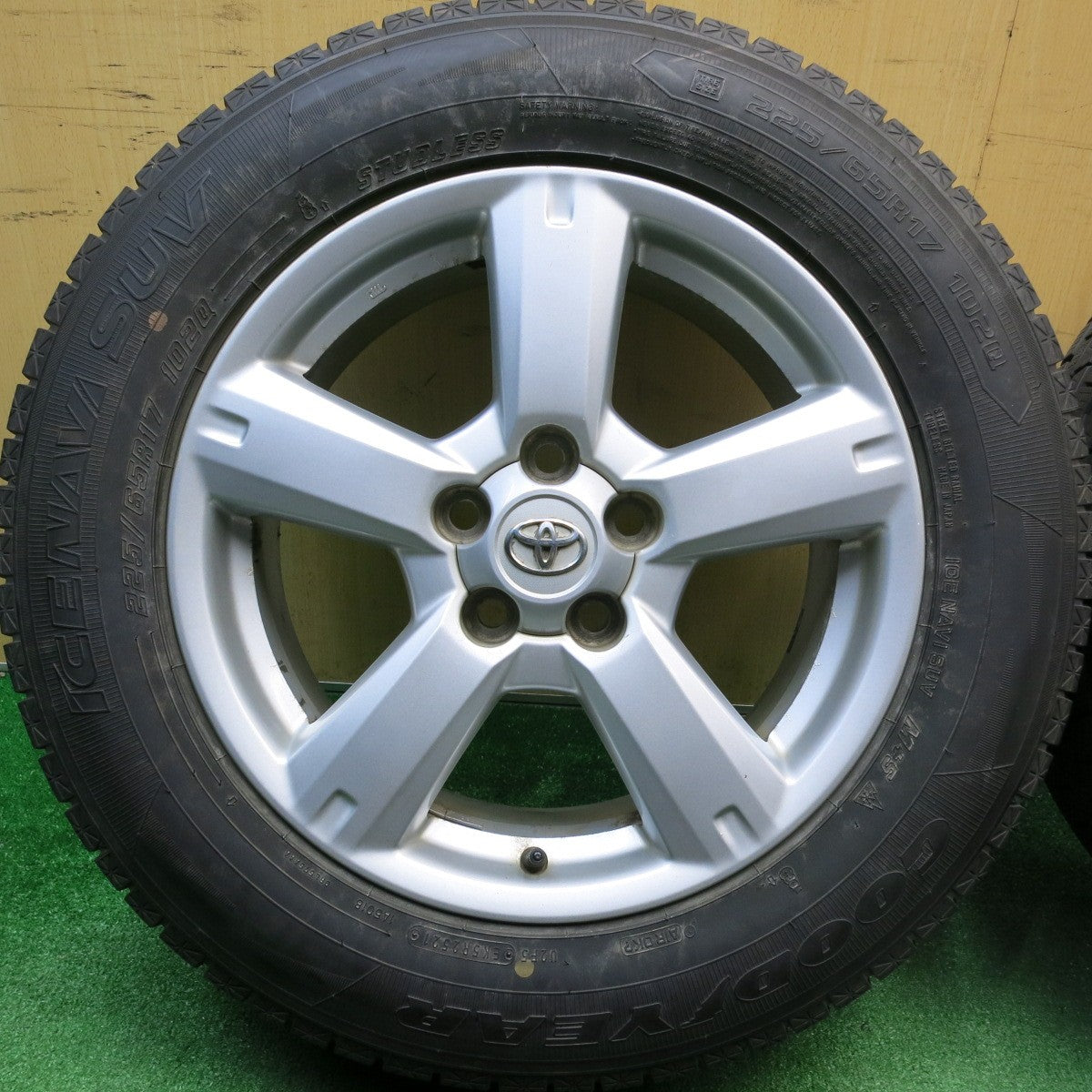 バリ溝！21年！キレイ！9.5分★トヨタ 30系 RAV4 純正 225/65R17 スタッドレス グッドイヤー アイスナビ SUV 17インチ PCD114.3/5H★5121405HAス