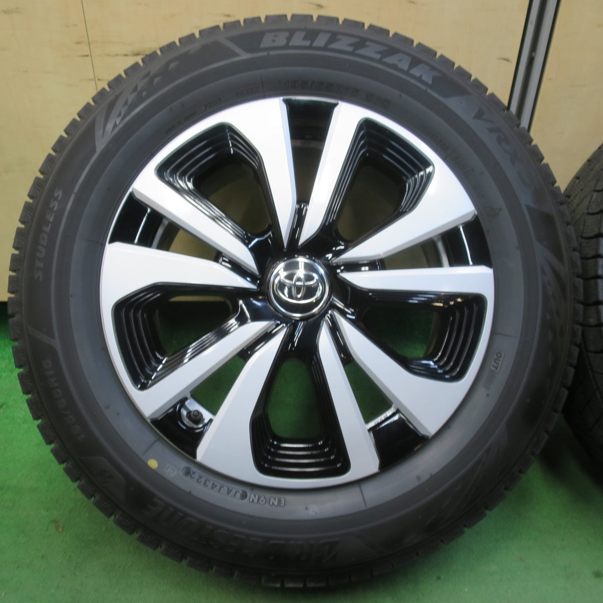 バリ溝！22年！キレイ！9分★トヨタ 50系 プリウス PHV 純正 195/65R15 スタッドレス ブリヂストン ブリザック VRX3 15インチ PCD100/5H★5061803イス