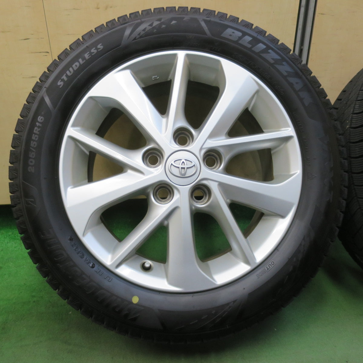 バリ溝！22年！ほぼ10分★トヨタ オーリス 純正 205/55R16 スタッドレス ブリヂストン ブリザック VRX3 16インチ PCD114.3/5H★5112106イス