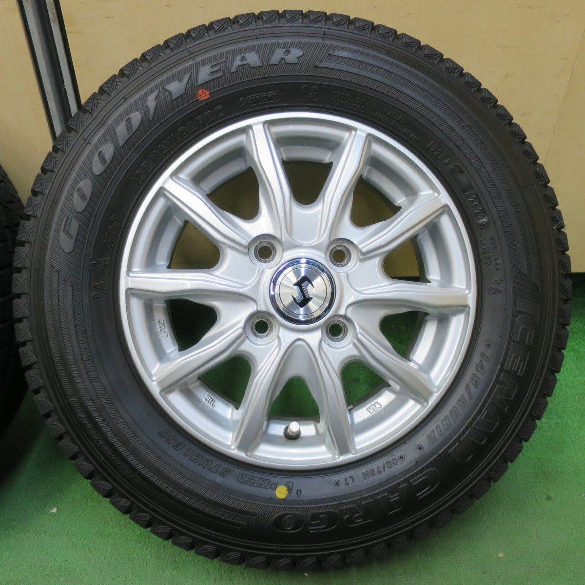 バリ溝！22年！キレイ！9.5分以上★スタッドレス 145/80R12 80/78N グッドイヤー アイスナビ カーゴ 社外 アルミ 12インチ PCD100/4H★5082301イス
