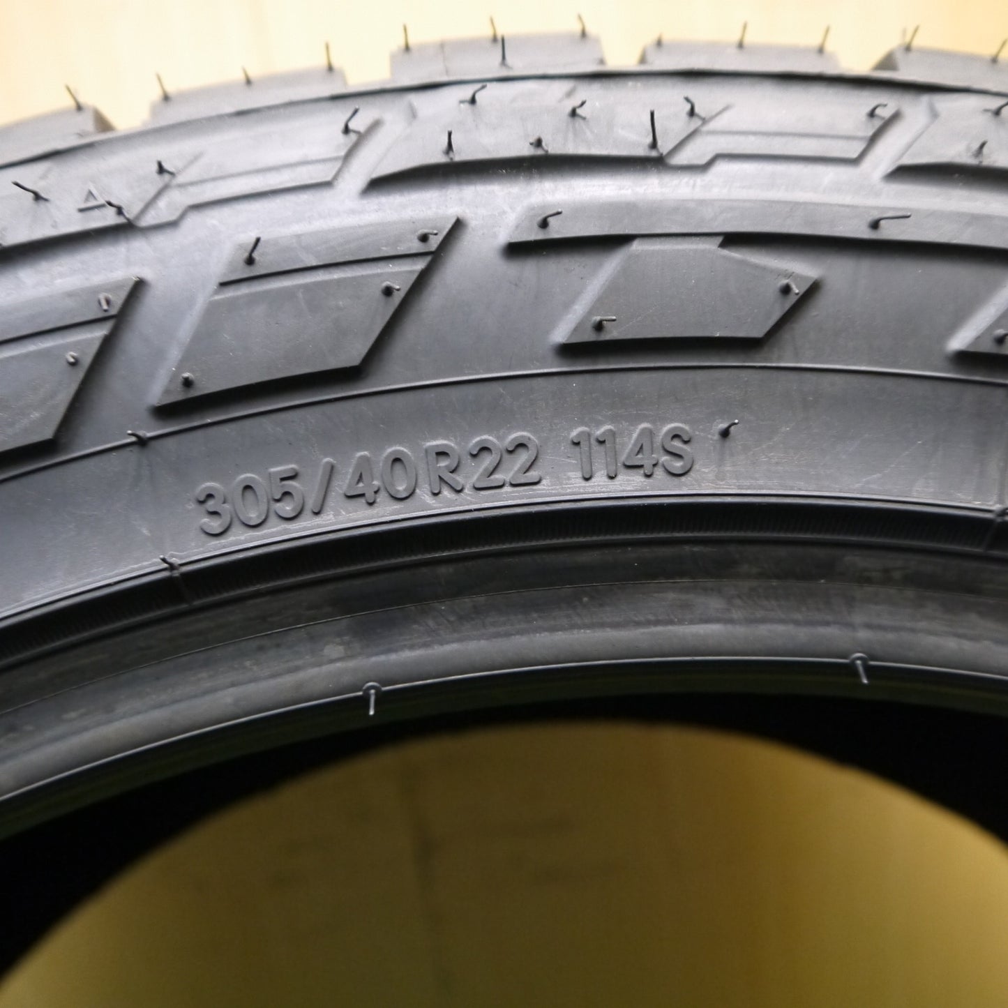 未使用！24年！1本★305/40R22 ニットー RECON GRAPPLER A/T タイヤ 22インチ ランクル 100 200 等★5081806Hノタ